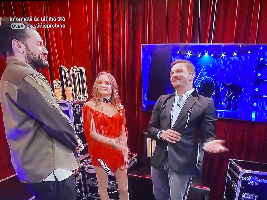 Mihai Petre a cedat! A mers la concurenta sexy de la Românii au Talent, a îmbrăţişat-o şi… Florin Călinescu a luat foc: “Elwira, am ceva să îţi spun”