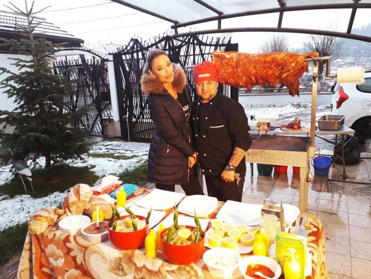 Bianca Drăgușanu și Alex Bodi, petrecere tradițională în Mediaș. Poza fabuloasă cu tăurașul la proțap