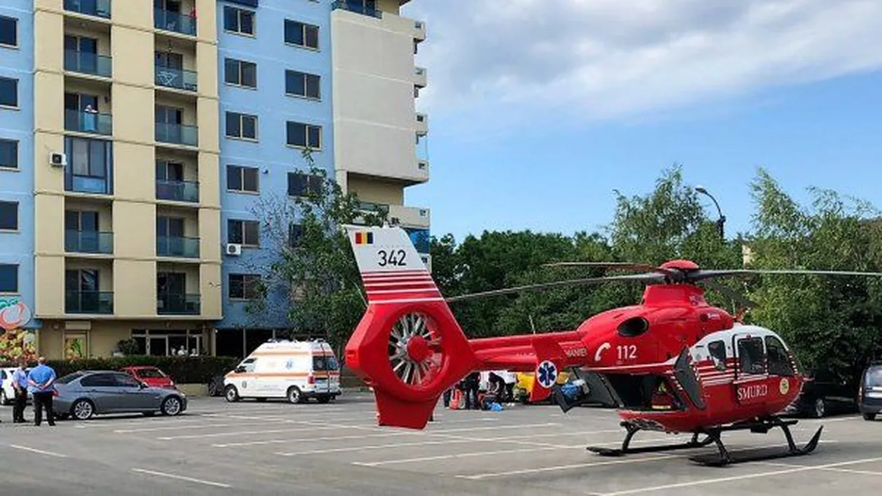 Un copil de doi ani a murit după ce a căzut de la etajul cinci al unui bloc