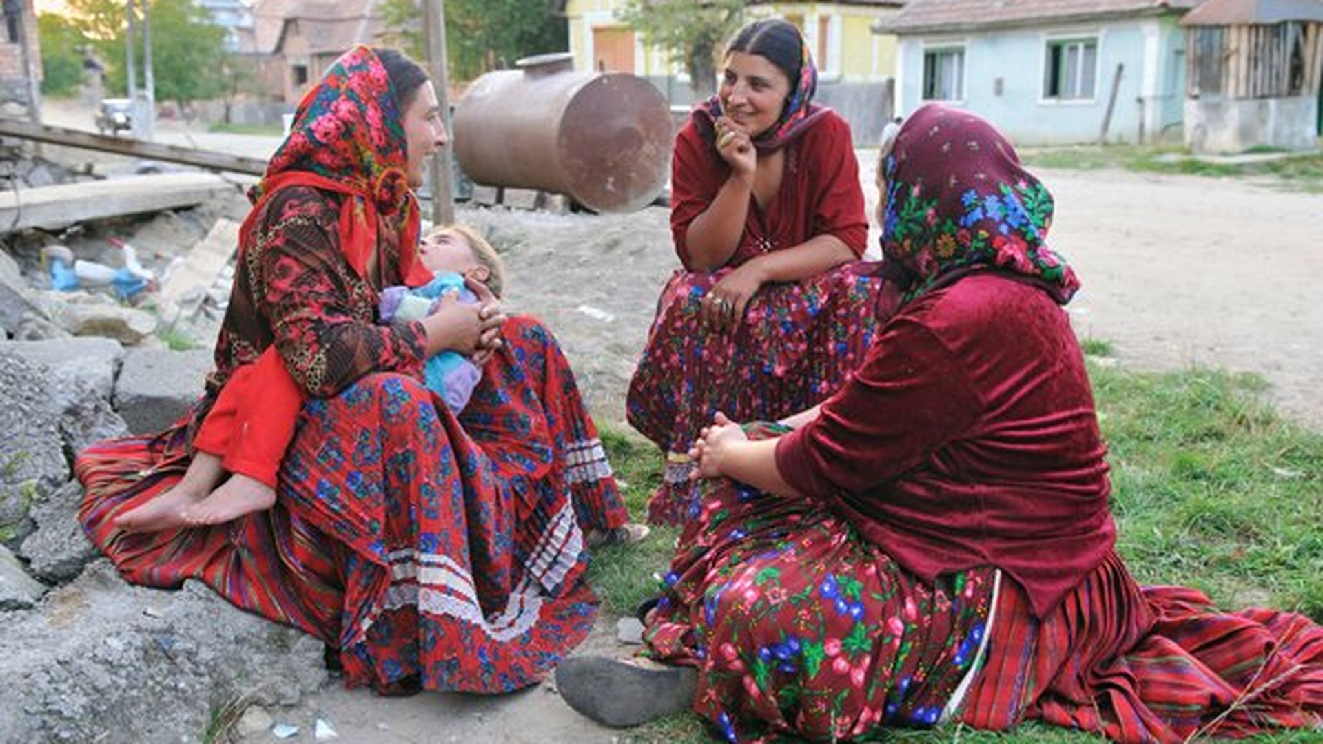 O româncă a fost adoptată la naștere de o familie de căldărari. Copila blondă cu ochi albaștri a crescut cu tradițiile țigănești. Cum arată acum, după 20 de ani