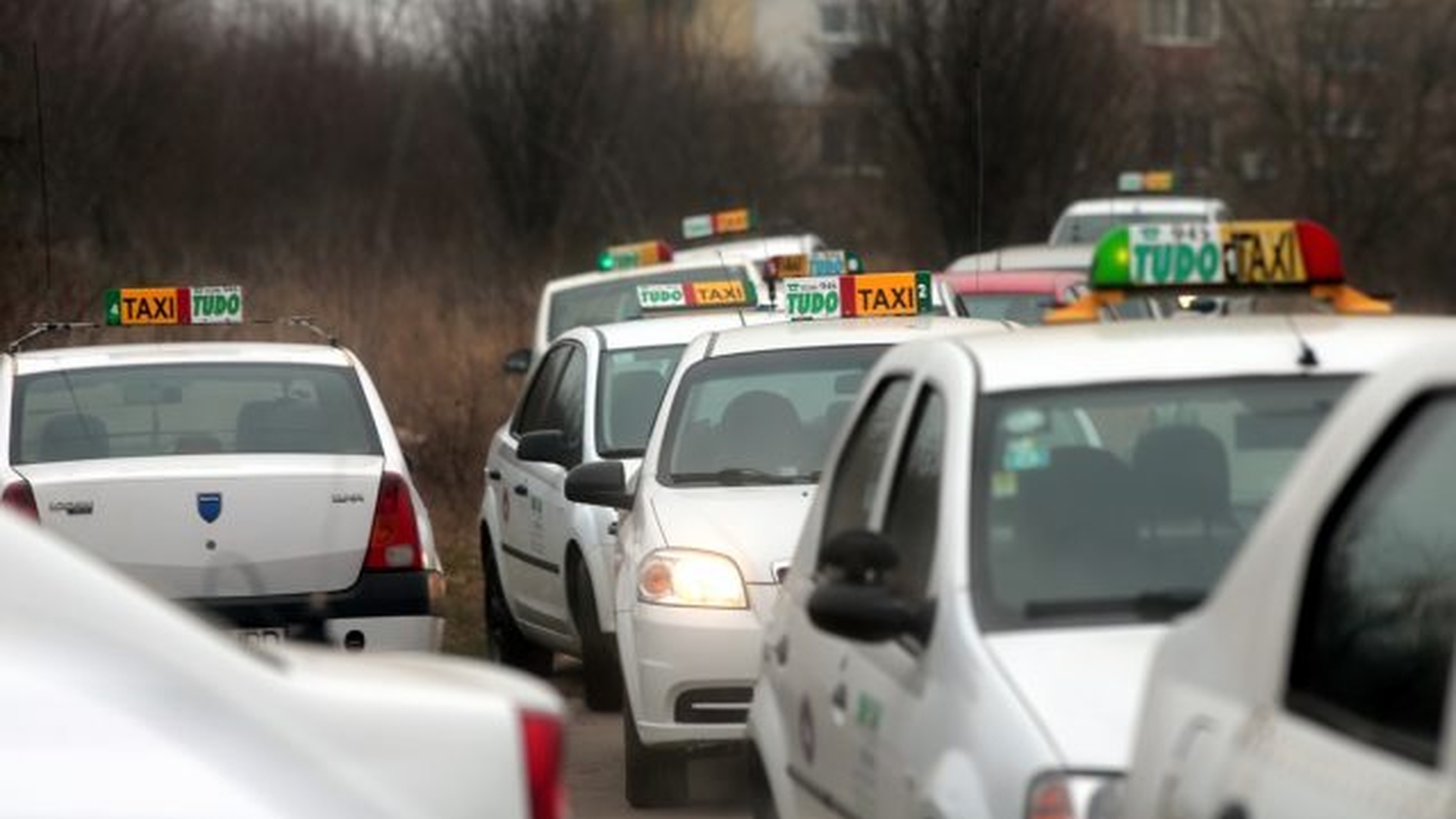 Un taximetrist din Timiș, bătut de trei clienți, pentru că ar fi ales un traseu mai lung în timpul cursei