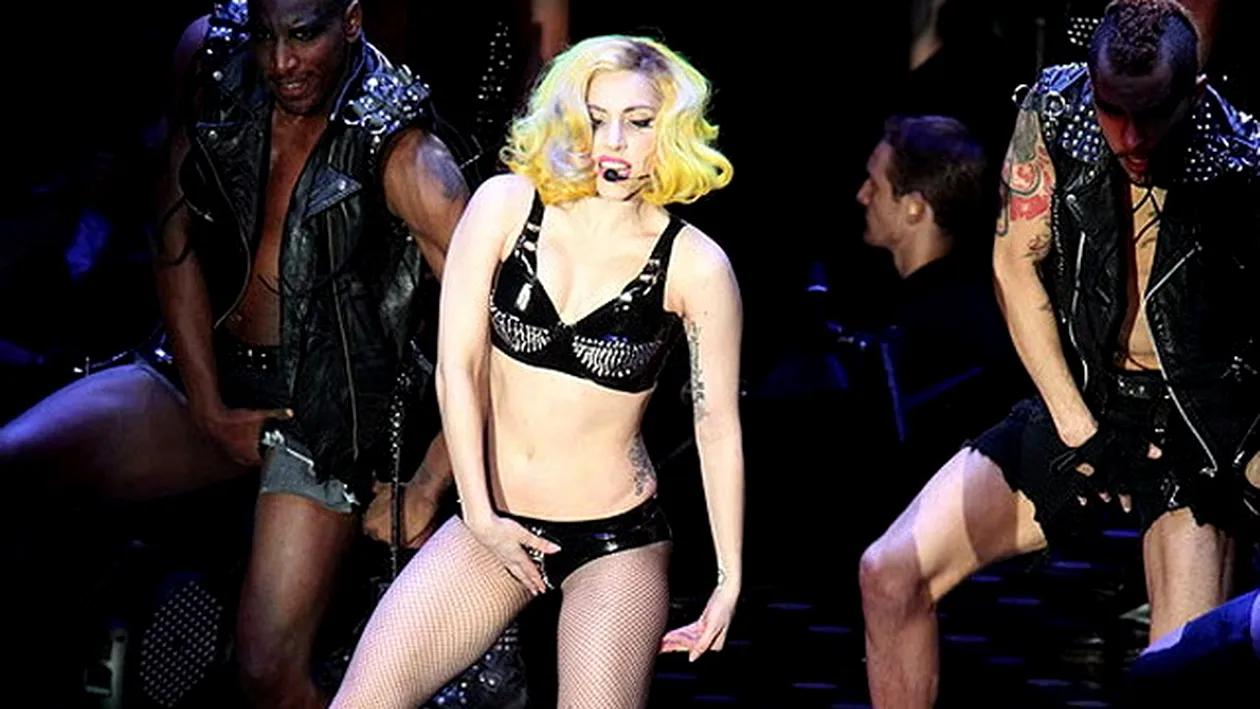 Madonna, Lady Gaga, Rihanna, atingeri provocatoare pe scena. Gestul-emblema a lui Michael Jackson innebuneste acum si barbatii