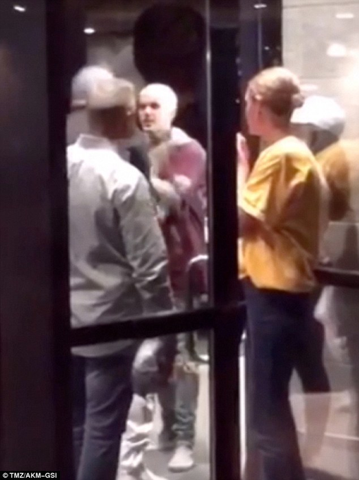 JUSTIN BIEBER şi-a încasat o bătaie serioasă! VIDEO ce i s-a întâmplat cântăreţului în plină stradă