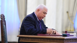 Judecătorul CCR Petre Lăzăroiu, născut Ceaușescu, n-a vrut să recunoască de bunăvoie copilul unei chelnerițe care însă a demonstrat în instanță paternitatea