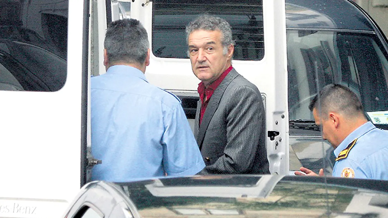 E la un pas sa ramana paralizat! Gigi Becali trebuie operat de urgenta. Are dureri mari si nu mai poate merge!