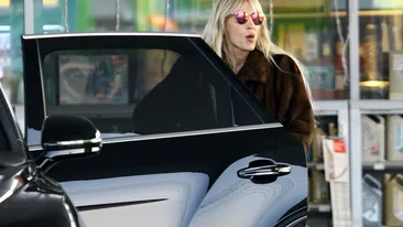 Aroganţa supremă! Sexy-patroneasa Medlife îşi parchează ”sfertul de milion €” pe câte două locuri!