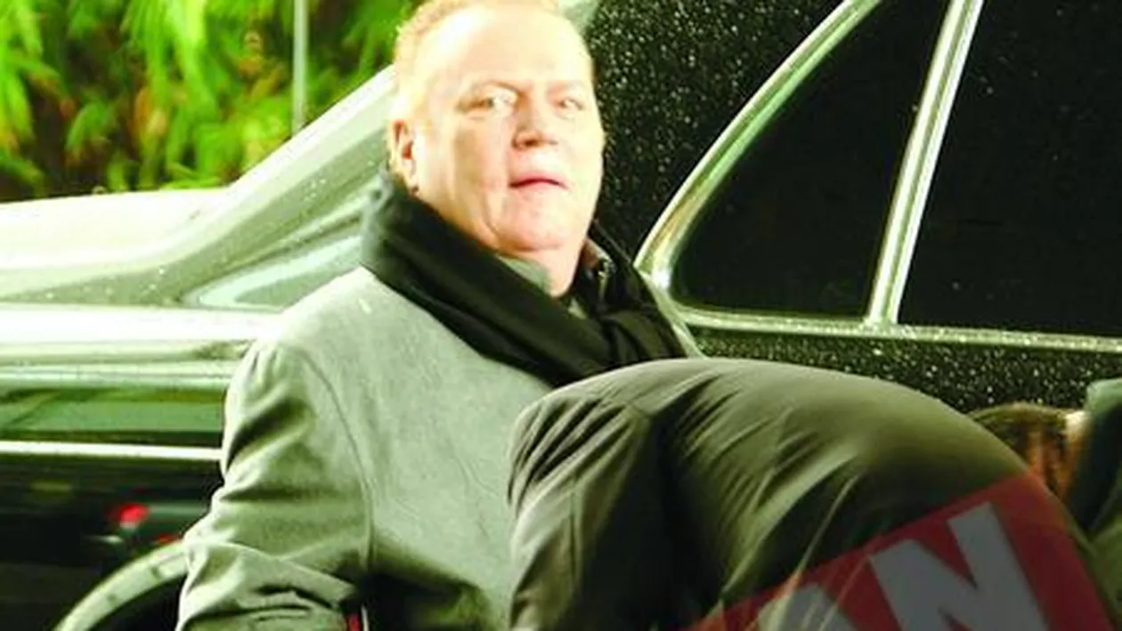 Larry Flynt are scaun cu rotile din aur