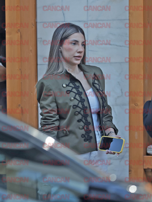 Artista Aza Gabriela poartă un sacou cu model de husar