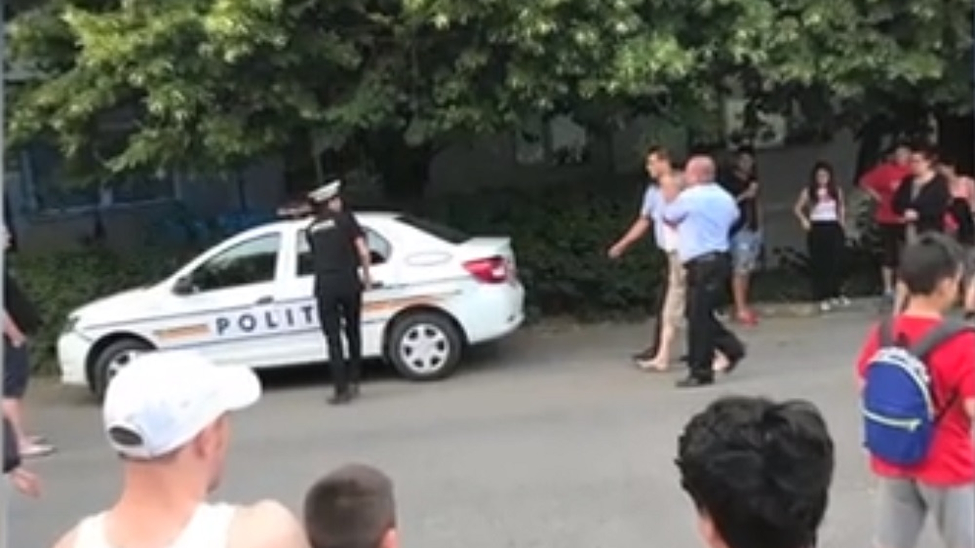 Scene șocante în Buftea! Un bărbat și-a înjunghiat soția în fața copilului! Femeia a alergat rănită pe stradă, iar soțul o urmărea