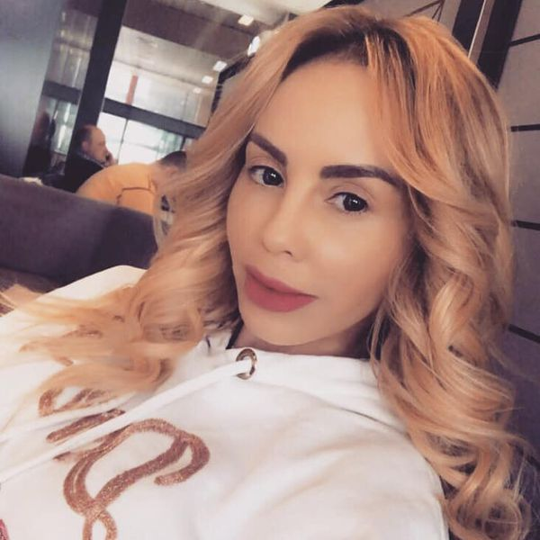 Flore Salalidis îi dă în judecată pe polițiștii care au filmat-o goală