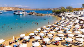 Schimbare majoră într-o destinație preferată de români. Dispar șezlongurile de pe sute de plaje