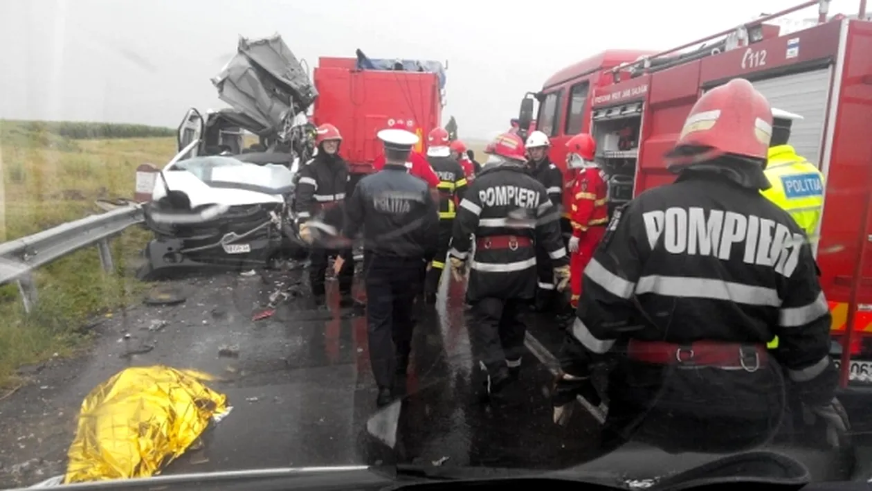 Un microbuz de pasageri a intrat într-un TIR, la Brăila! Doi oameni au murit