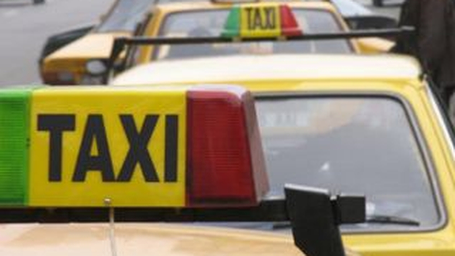 Toti taximetristii din Capitala fac curse ilegal si nu pot fi amendati pentru ca Primaria nu a emis licente noi