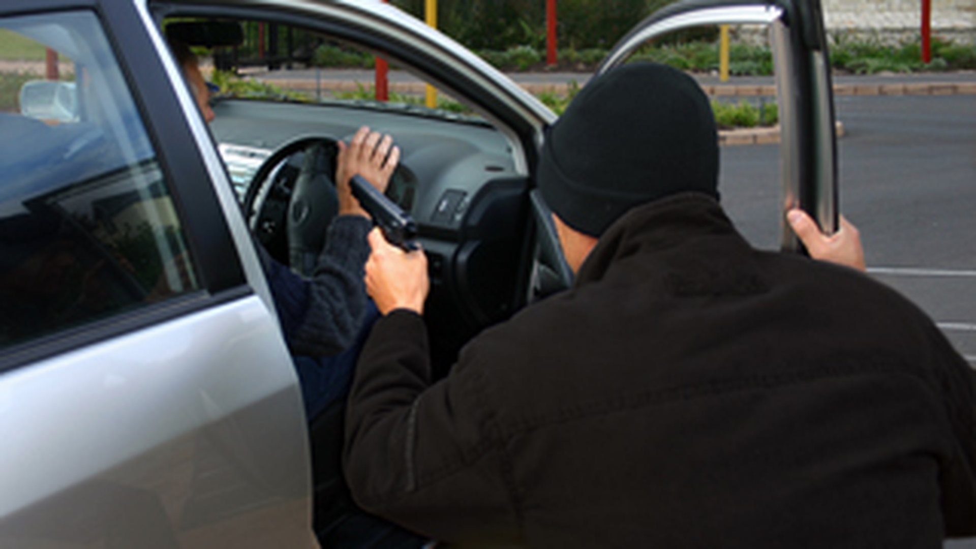 Filmele devin realitate! Doi tineri s-au impuscat in trafic, pe o strada