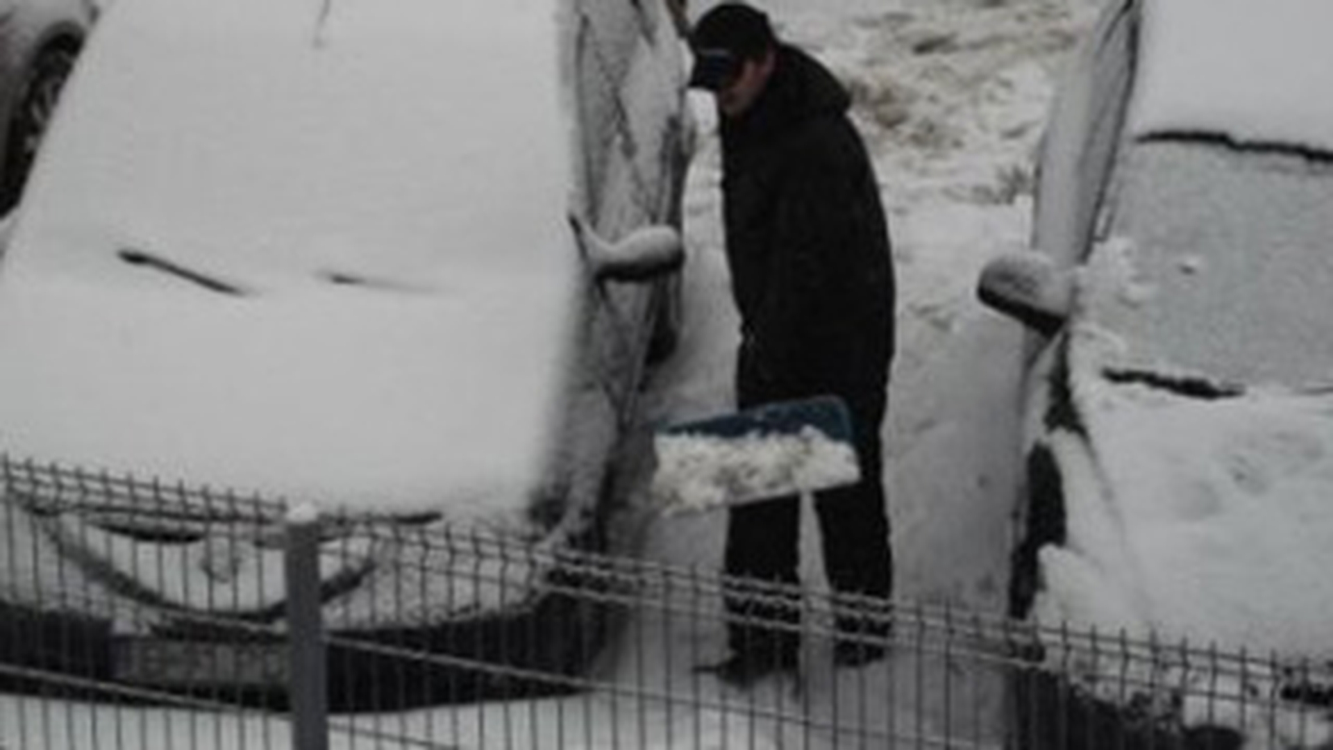 Dan Cruceru a dat doua ore la lopata: "Trebuia sa plec cu masina si ajutor de la straini n-aveam!"