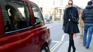 Andreea Raicu, un exemplu de stil şi în Londra! Bruneta a fost pozată, pe stradă, de fotografii britanici!