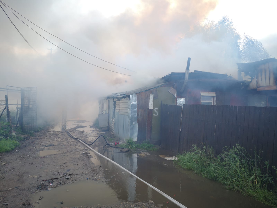 Tragedie. O familie din Moinești se zbate între viață și moarte, în urma unui incendiu care le-a ars casa și toată averea.