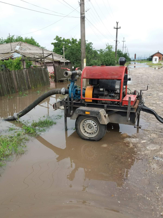 Codul portocaliu a făcut ravagii în Teleorman. Curțile au fost inundate și acoperișurile smulse