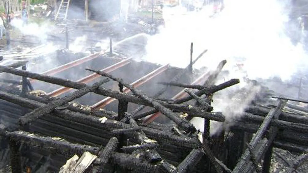 O pensiune din orasul valcean Brezoi a luat foc. Din fericire, nu au fost victime!