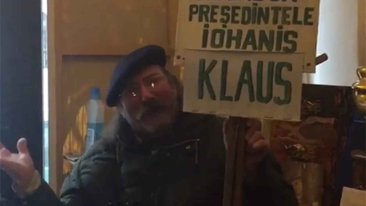 Viralul zilei! Ce pancartă a afişat un bărbat în vârstă legat de protestele din Piaţa Victoriei şi de la Cotroceni