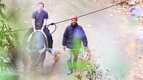 Ce a facut fondatorul Facebook de Craciun. Pe taur in Vietnam