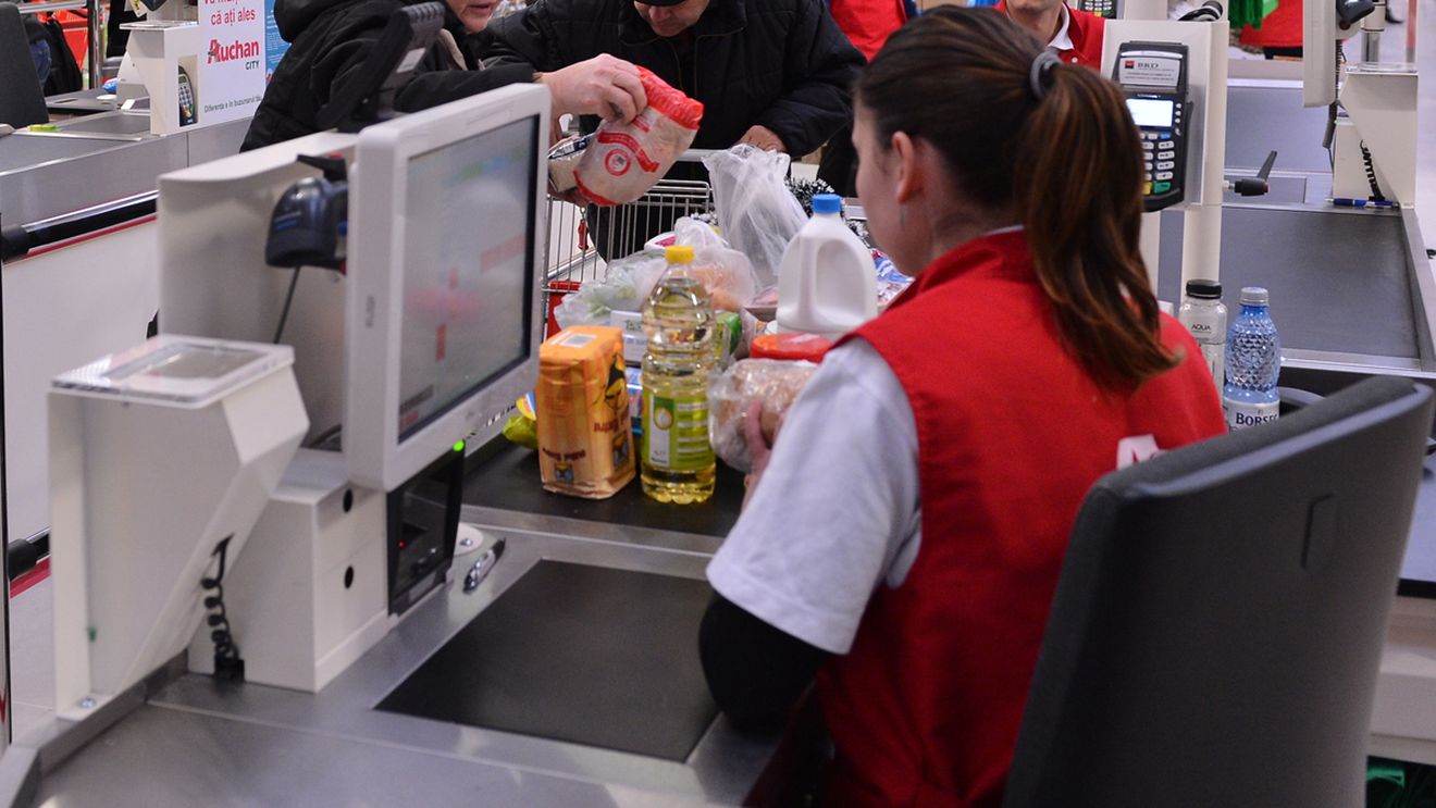 Câți lei primește salariu o casieriță în supermarket-urile Auchan din București