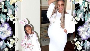 Celebra BEYONCE s-a fotografiat în cea mai adorabilă ipostază de viitoare mămică. Fiica ei cea mare îi sărută burtica de gravidă
alături de fiica ei cea mare BLUE IVY