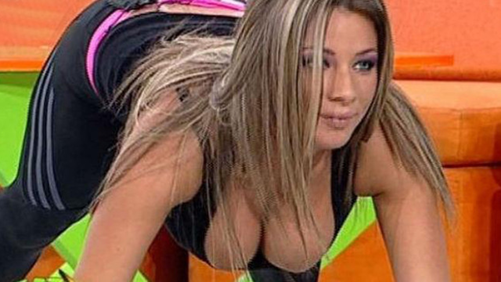 Atat de imbracata nu ai vazut-o niciodata! Roxana Vancea si-a acoperit dotarile cu haine groase si a dat iama pe partie