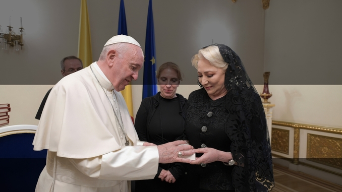 10.000 de euro valora unul dintre cadourile oferite lui Papa Francisc în România. Misterul a fost risipit după șapte ani