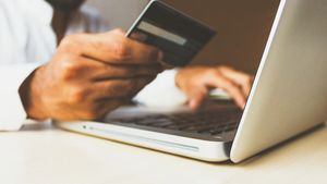 Pensionari lăsați fără vouchere sociale pentru alimente. Ce probleme au întâmpinat cei care trebuiau să le livreze cardurile