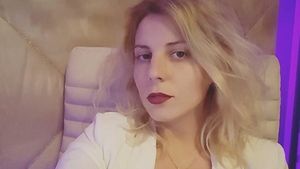 ALINA PLUGARU şi-a făcut un selfie în care apare nemachiată şi cu părul vâlvoi, iar fanii au criticat-o: ”Zici că te-a lovit trenul!”