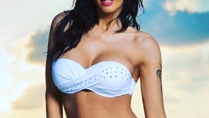 Oana Zăvoranu i-a înnebunit pe bărbați! S-a pozat provocator într-un costum de baie minuscul