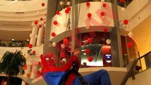 Viorel Lis s-a costumat in Spiderman! A escaladat un centru comercial