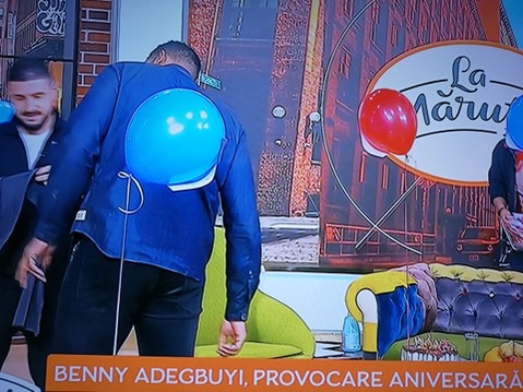 Imagini demențiale cu Benny Adegbuyi! E legat la ochi și sparge baloane cu chipul lui Badr Hari