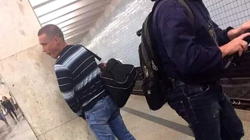 Un tânăr a urinat în stația de metrou, de față cu toată lumea! Cum au reacționat ceilalți călători