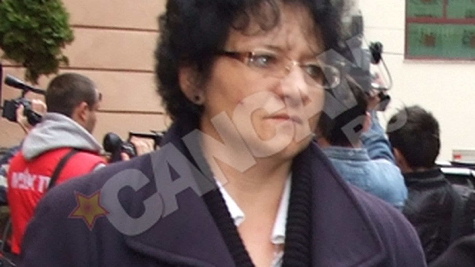 Mama suspectului in uciderea sotiei de avocat din Brasov: "Nu a omorat-o el. Prefer sa nu spun, inca, nimic!"