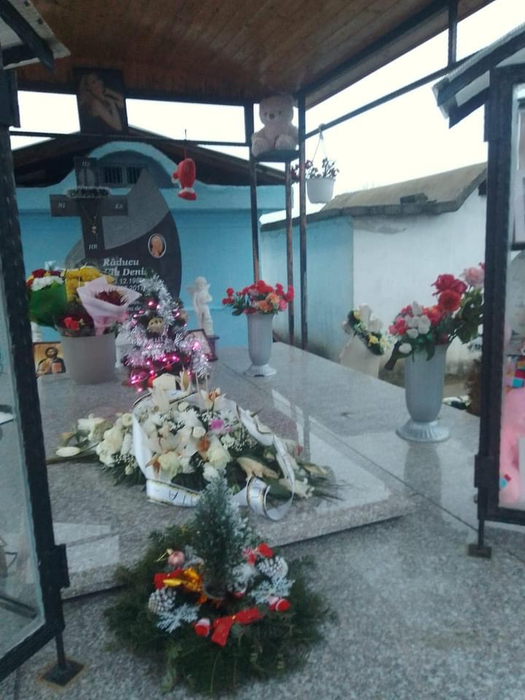 Mama Denisei Răducu, la mormântul fiicei sale. Imaginile durerii în ziua în care artista ar fi împlinit 32 de ani