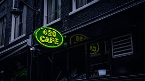 Decizie istorică în Amsterdam. Fumatul de marijuana va fi interzis pe străzile zonei celebre a orașului