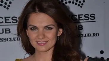 Malvina Cervenschi tot nu s-a invatat minte! A aparut la un alt eveniment public fara sutien!