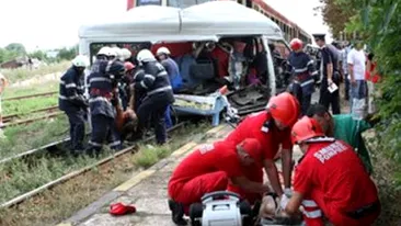 Accident cumplit în Buzău: patru morți și mulți răniți! Un tren a intrat într-un microbuz