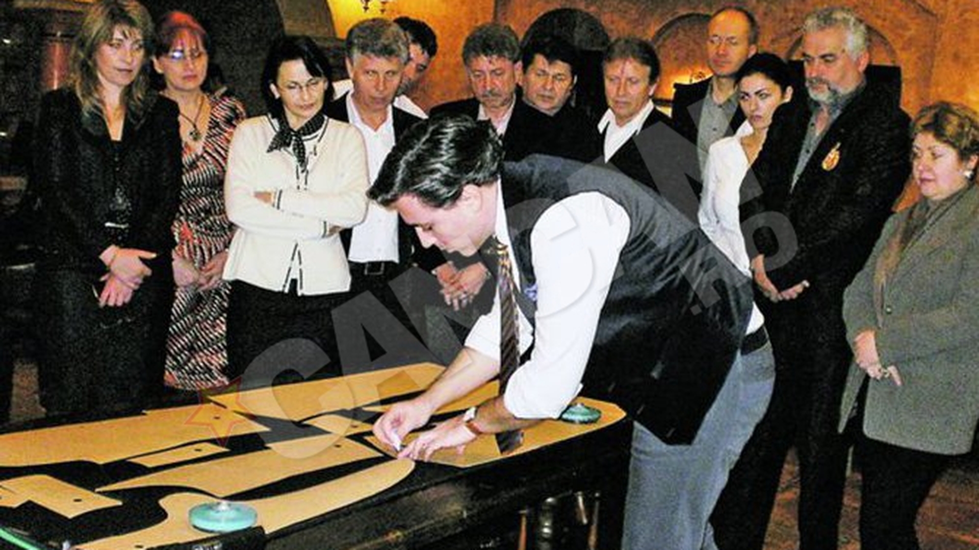 Omul-foarfeca face un costum in doua ore