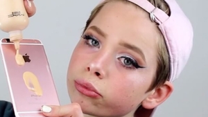Acest tânăr a început să se machieze cu un iPhone 7, iar imaginile au devenit rapid virale. Rezultatul e unul neaşteptat