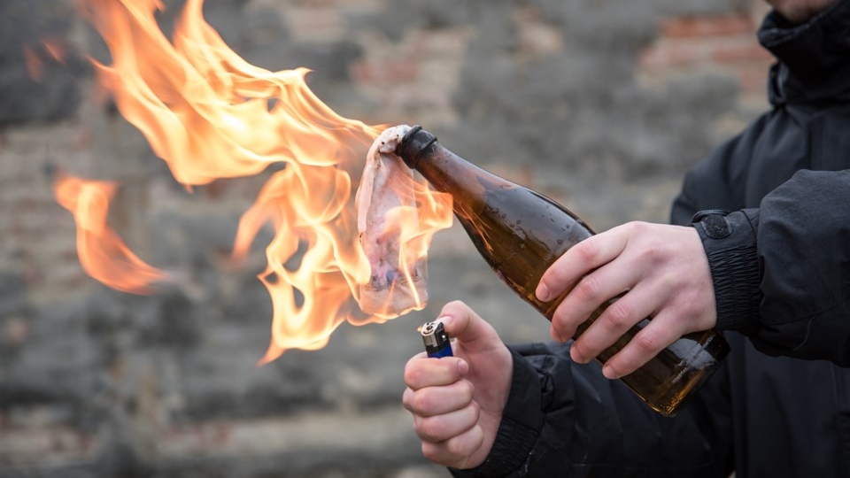Un ieșean s-a trezi cu un cocktail Molotov în curtea casei! A fost atacat de un alt bărbat, din cauza unei complicații amoroase