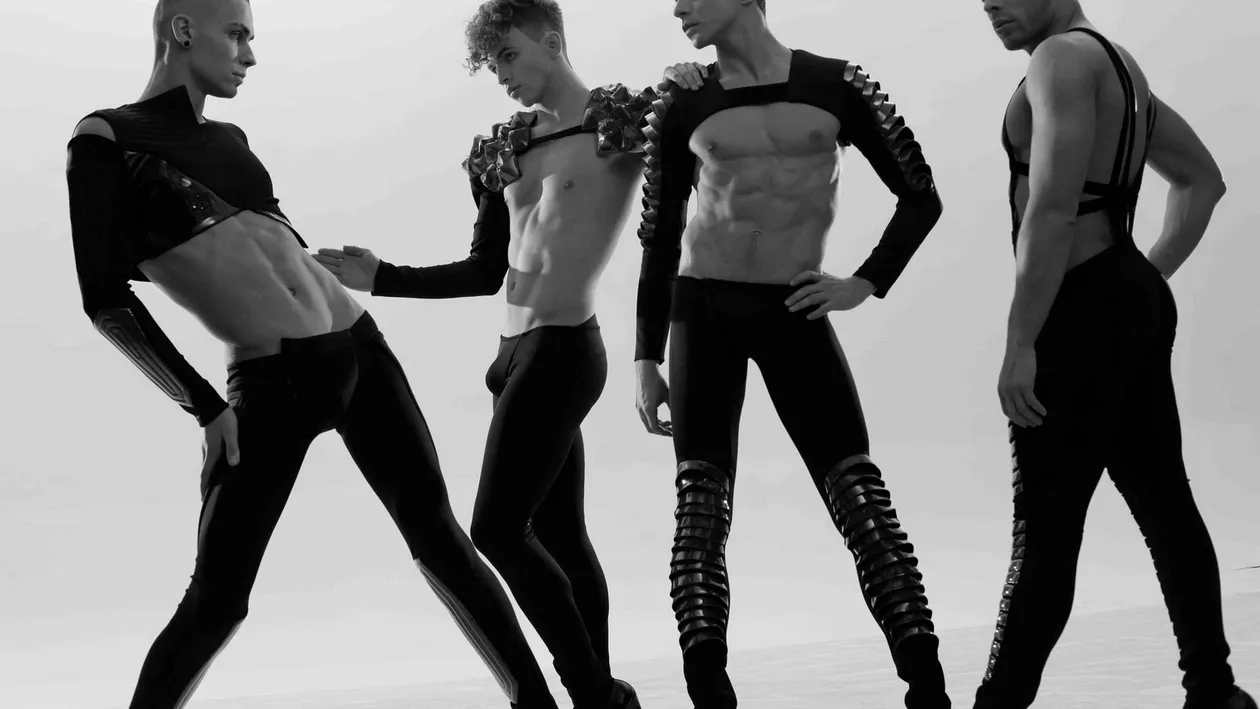 Un afacerist din Romania a platit bani grei sa vada barbati dansand pe tocuri! Kazaky vin in Capitala!