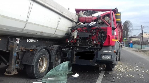 VIDEO. Accident violent în Argeș, două camioane s-au ciocnit! Un bărbat, în stare gravă la spital