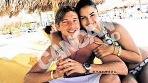 Opt zile de vis pe plaja din Cancun - Antal si-a dus "avocata" in Mexic
