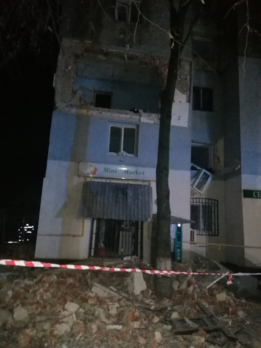 Bloc evacuat din cauza mirosului de gaz! În urmă cu o lună o deflagrație s-a produs în apropiere, la un alt bloc