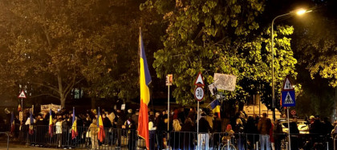 Protest în fața Arestului Central! Peste 100 de oameni cer eliberarea lui Călin Georgescu