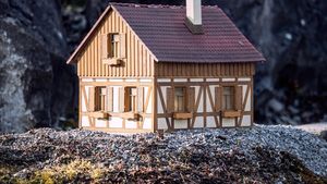 Amenzi de până la 1.000 de lei pentru românii care locuiesc la curte. Greșeala care îi lasă fără bani