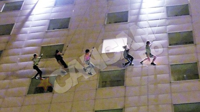 Oamenii-paianjeni fac show pe hotel!